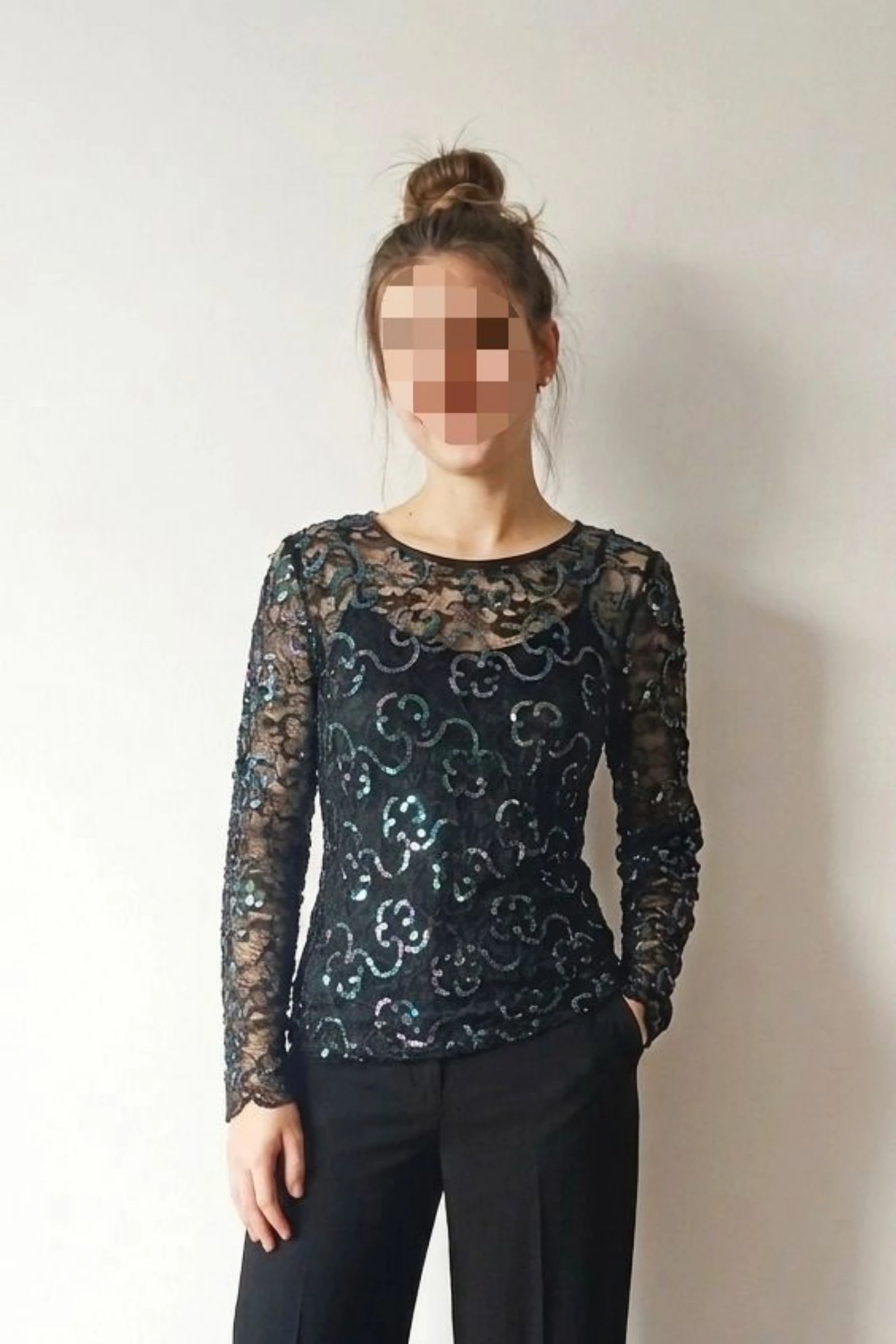 Zwarte kanten blouse met holografische pailletten iriserend – photo 2